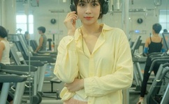 14岁女孩迈开腿拔萝卜